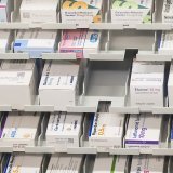 Les effets secondaires dus à des médicaments entraînent environ 2,3% des hospitalisations en Suisse. KEYSTONE/CHRISTIAN BEUTLER